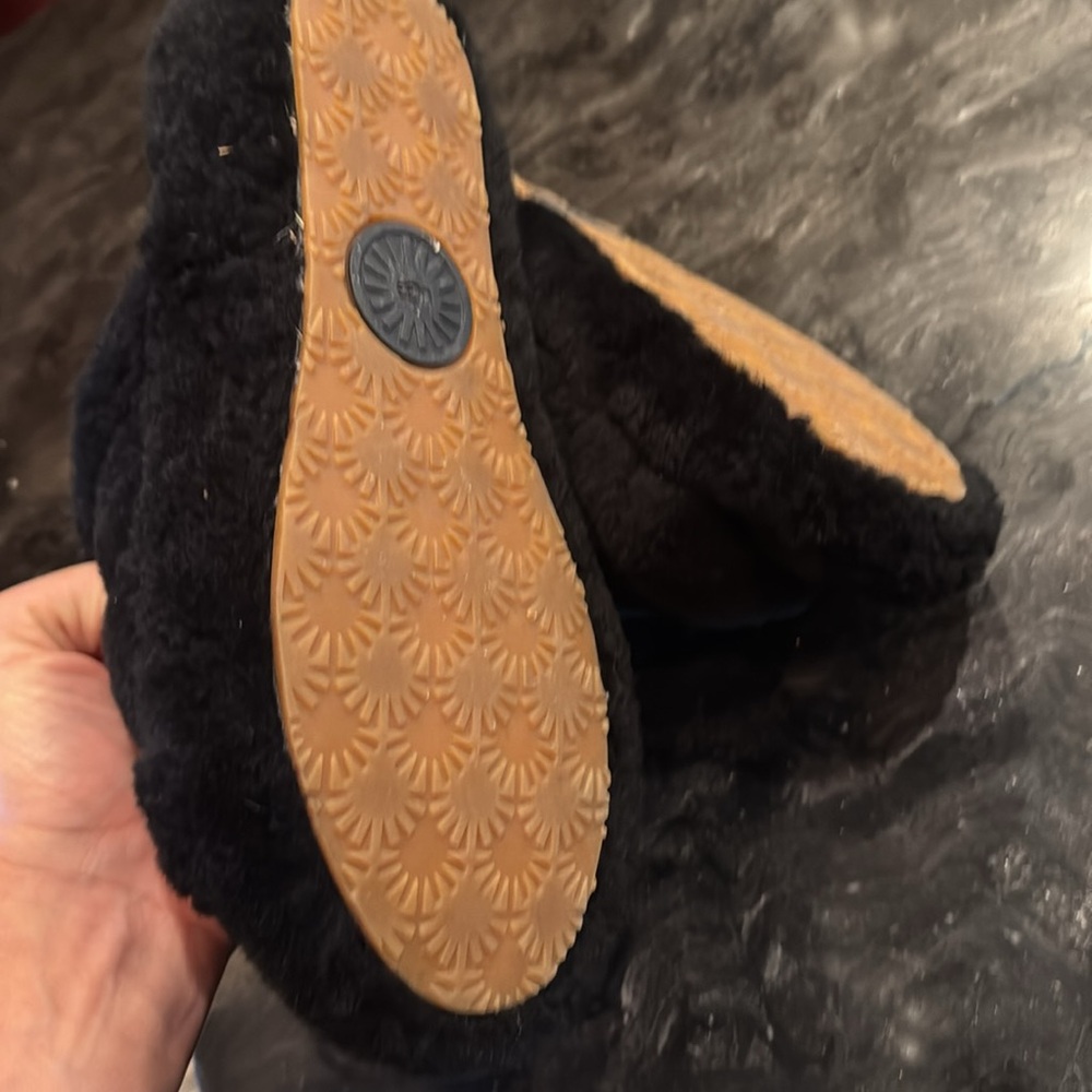 Ugg slippers size 8 - Picture 5 of 6